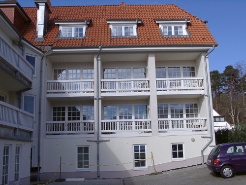 Blick auf den Balkon von außen (unten in der Mitte)