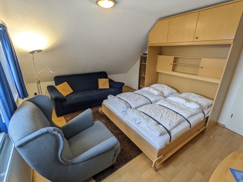 Wohnzimmer mit ausgeklapptem Schrankbett Wohnzimmer mit ausgeklapptem Schrankbett