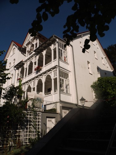Das Haus von der Seite mit Zufahrt zum Parkplatz Das Haus von der Seite mit Zufahrt zum Parkplatz