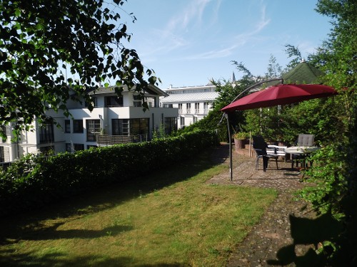 Die Sonnenterrasse hinter dem Haus Die Sonnenterrasse hinter dem Haus