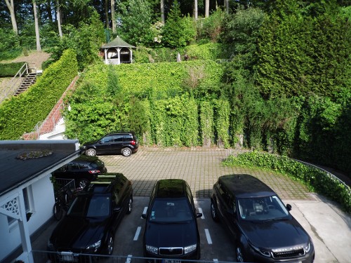 Hinter dem Haus fängt der Buchenwald an Hinter dem Haus fängt der Buchenwald an