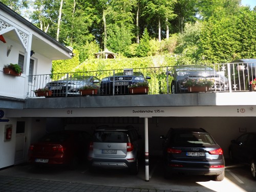Parkplätze hinter dem Haus Parkplätze hinter dem Haus