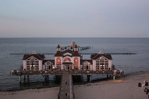 Die beleuchtete Seebrücke am Abend