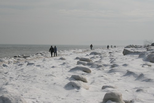 Der Strand mit viel Schnee